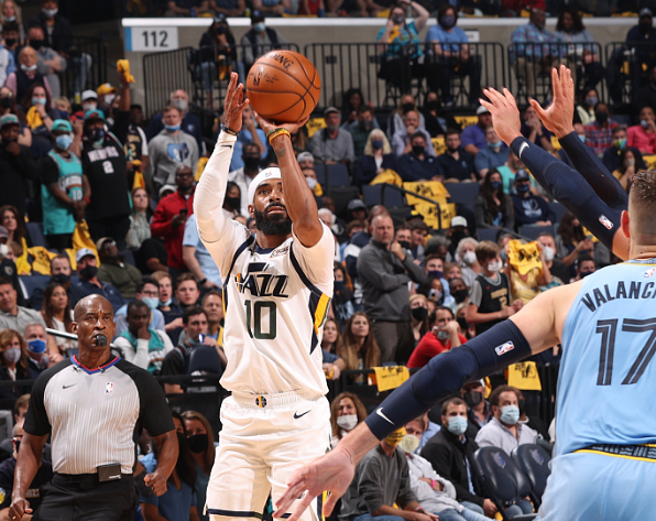  康利关键三分爵士主场险胜独行侠止连败